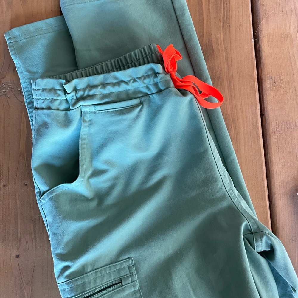 Figs yola skinny scrub pants
